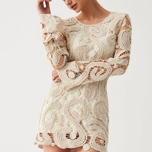 NWT Crochet Paisley Long Sleeve Short Dress
Color cream
Fits like a M-L